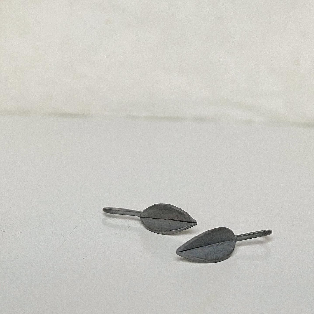 Jewel: earrings olive leaf black